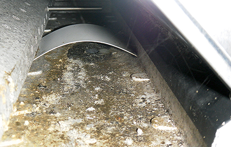 RohrMax kontrolliert Lüftungen – stark verschmutzter Lüftungsboden – Reinigung