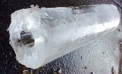 Eis aus einem verstopften Dachwasser-Fallstrang – RohrMax rät: Bei der Reinigung der Abwasserrohre den Dachwasser-Fallstrang nicht vergessen. Rückstau und Eisbildung im Winter.