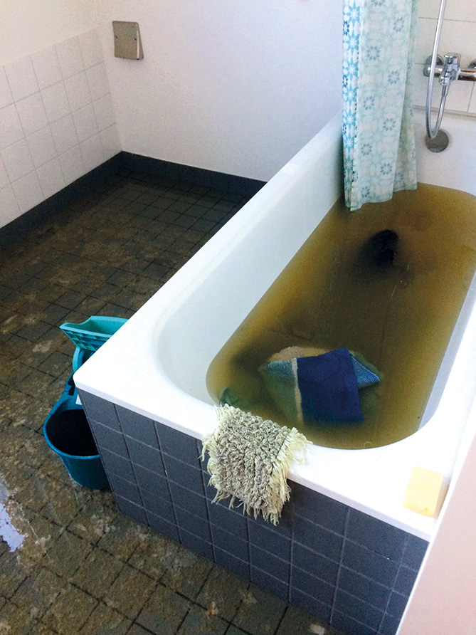 Ist im Haus die Grundleitung verstopft, sucht sich das Abwasser einen anderen Weg. Es kann durchaus bis in die unteren Wohnungen hochsteigen.