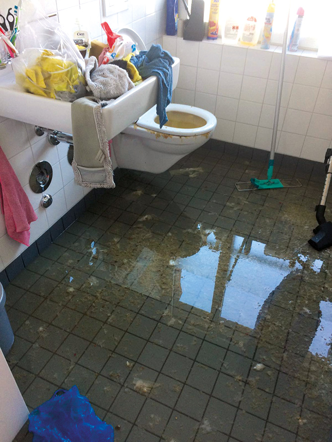 Die Wohnung von Abwasser überschwemmt. Für die Bewohner scheinen die Reinigungs-Arbeiten kaum mehr zu enden.