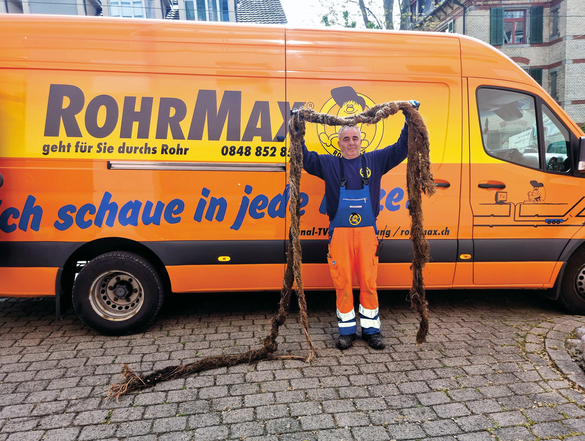 Sicker- und Meteorleitungen nehmen durch kleine Öffnungen Regen- und Bodenwasser auf und führen di...