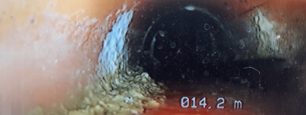 Einblick in eine stark belastete Sickerleitung. 
Die Eigentümer glaubten kaum, was sie da sahen. �...